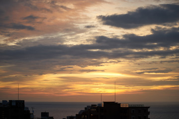 水平線・海沿いの町・日