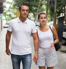 Obraz premium Portrait of cheerful couple in city