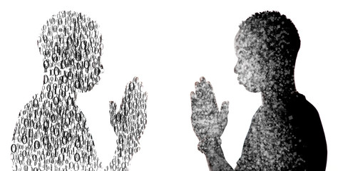 Chico en contraluz rezando, foto abstracta y creativa de lo que ocurre con la oración