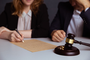 Couple going through divorce signing papers - obrazy, fototapety, plakaty