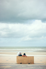 Fototapeta na wymiar amoureux sur un banc face à la mer