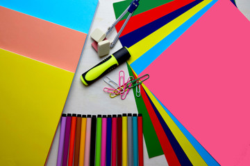 Material escolar, varios accesorios a todo color