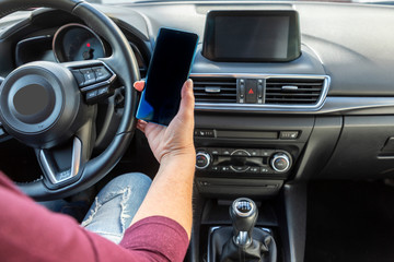 Auto fahren,  Unfallgefahr durch Ablenkung eines Mobiltelefons. © AIDAsign