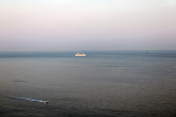 Nave da crociera e barche con cielo crepuscolare