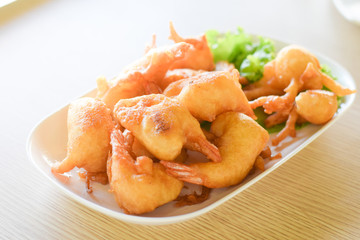fried shrimp with vegetable on plate 