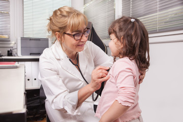 Obraz premium Pediatrician is visiting a child