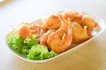 fried shrimp with vegetable on plate 