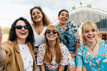 Five pretty women taking a selfie