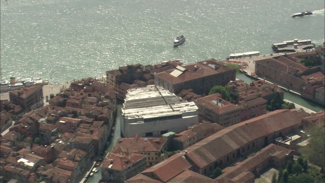 Ripresa aerea che costeggia e segue il canale di Venezia fino a Piazza San Marco
