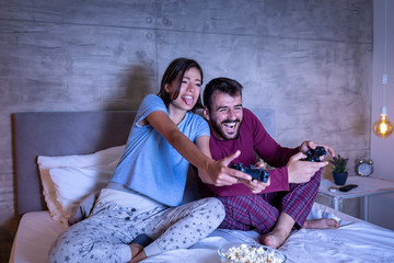 Naklejka premium Couple having fun playing video games