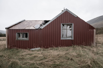 Obraz premium Verfallenes Haus am Drágavegur zwischen den Seen Þórisstaðavatn und Geitabergvatn Hjallholt nahe Borgarnes. 