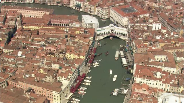 Ripresa aerea che segue Canal Grande fino al Ponte di Rialto