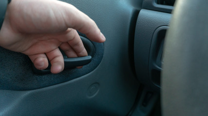 Obraz premium hand opens the car door