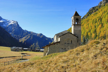 Fototapeta na wymiar Chiesa di San Bernardo in val di Rezzalo - vista autunnale