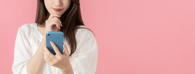 スマホを使う女性