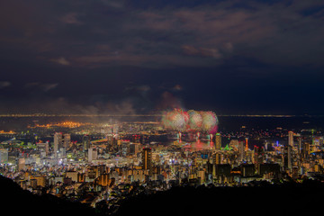 展望台から望むみなと神戸海上花火大会