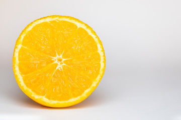 Naranja cortada por la mitad