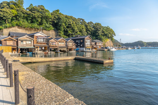 伊根の舟屋」の写真素材 | 1,574件の無料イラスト画像 | Adobe Stock