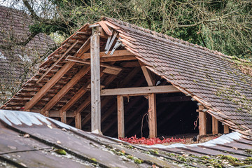 Verfallenes Dach auf Ruine