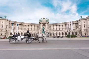 Fototapete Wien Hofburg-Palast und Heldenplatz mit einer vorbeifahrenden Kutsche mit einem Paar Pferden, Wien, Österreich
