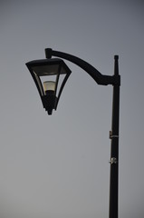 lampa, iskra, ulica, niebo, lampion, blękit, maszt, stary, iluminacja, oświetlenie, gród, metal, architektura, bulwa, glases, antyczne, czarna, latarnia uliczna, vintage, biegun, lampki, kajdany, retr © Szymon