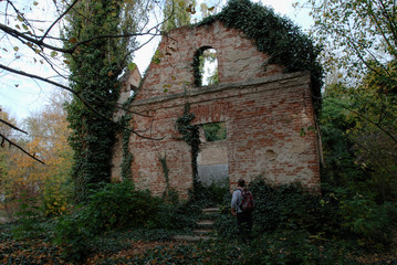 Ruins of morgue in Bohnice cemetery, urbex in Prague 