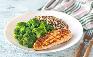 Grilled chicken with broccoli and quinoa