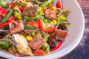 Grilled tuna salad with artichoke and pepper.