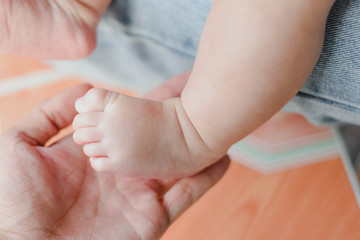 Fototapeta na wymiar baby feet in mothers hands