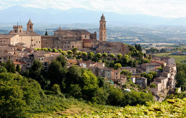 Fototapeta na wymiar Paesaggio con Chiesa e campanile di Morrovalle in provincia di Macerata