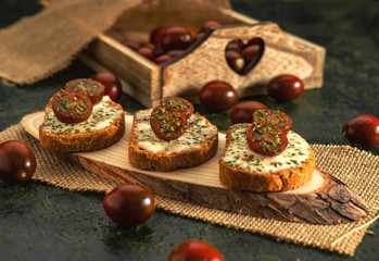 Rebanada de pan tostado con salsa y tomates cherry