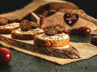 Rebanada de pan tostado con salsa y tomates cherry