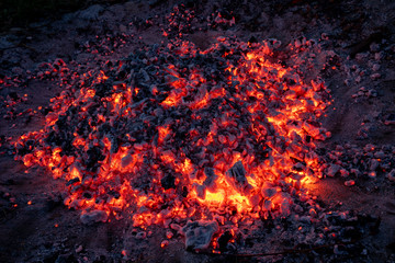 Żar z ogniska, popiół i żarzące się drewno. Bonfire, ash and glowing wood © SebbPL