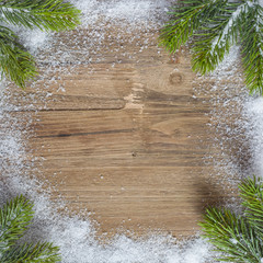 Tannengrün mit Schnee auf Holz - Weihnachten - Textfreiraum - Vorlage