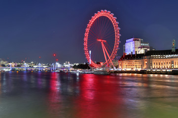 Beautiful illuminated view on the London Eye ferris wheel at the river thamse - obrazy, fototapety, plakaty