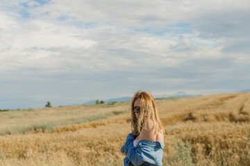 Naklejka premium Beautiful young woman in a field