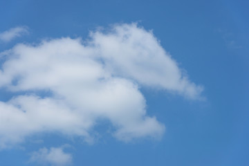 Obraz premium Clouds and blue sky In early winter Thailand.