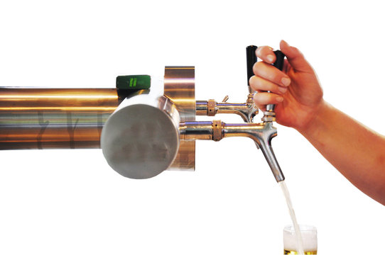 Bierzapfen, ein Zapfhahn mit einer Hand beim Bierglas f&uuml;llen