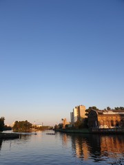 Obraz premium Industrial buildings at a river