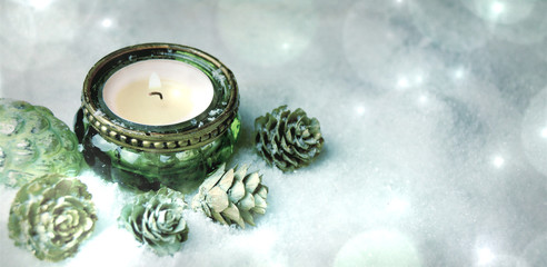 Obraz na płótnie Canvas Weihnachtsdekoration mit Kerze im Schnee - Weihnachten Hintergrund Panorama - winterlich