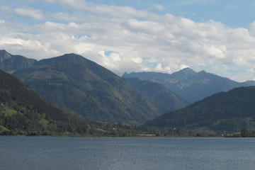 Fototapeta na wymiar Berge um Zell am See in Österreich herum mit Wolken