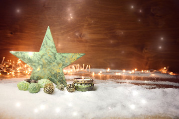 Weihnachtlicher Hintergrund mit Stern und Kerze im Schnee