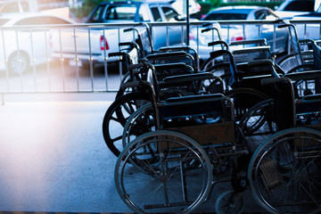 Obraz premium Row Wheelchairs in the hospital ,Wheelchairs waiting for patient services.