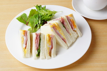 簡単朝食は卵のサンドウィッチ