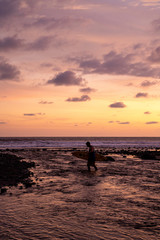 Fototapeta premium Surfer in El Zonte, El Salvador