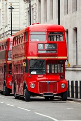 Deurstickers Londen rode bus Iconische rode Routemaster dubbeldekkerbussen in Londen, VK