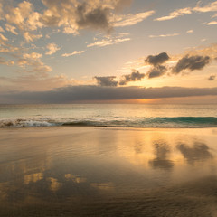 Fototapeta na wymiar Beautiful gold sunset over ocean