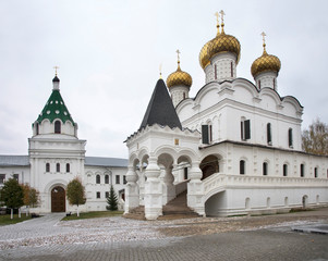Fototapeta na wymiar Holy gate with church of Chrysanthus and Darius and Trinity cathedral of Holy Trinity Ipatiev (Hypatian) monastery in Kostroma. Russian