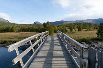 Obraz premium Holzbrücke in Norwegen im Herbst 