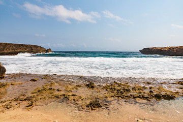 Insel Aruba,  eine Landschaft mit schroffen Felsen an der Küste der ABC-Insel.